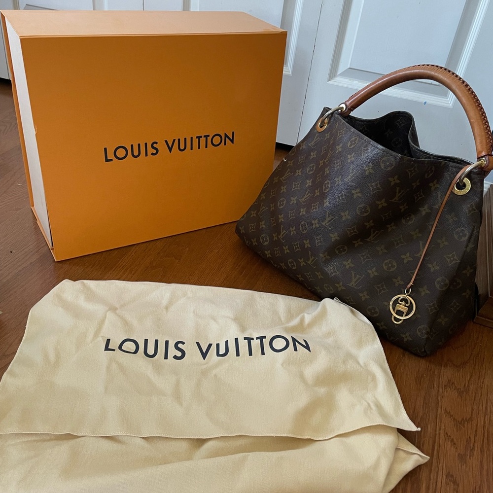 Louis Vuitton Artsy MM monogrammed canvas. Good to great condition.